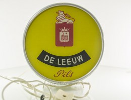 lichtreclame geel rond staand